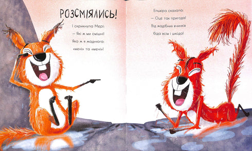 Duas esquilos e uma pinha do galho